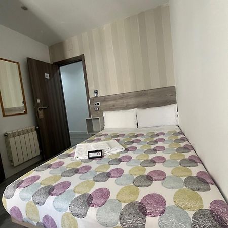 Hostal Abril Madrid Buitenkant foto