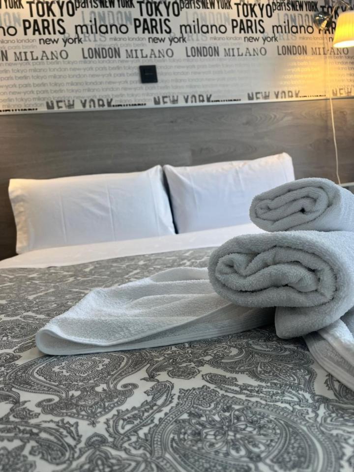 Hostal Abril Madrid Buitenkant foto