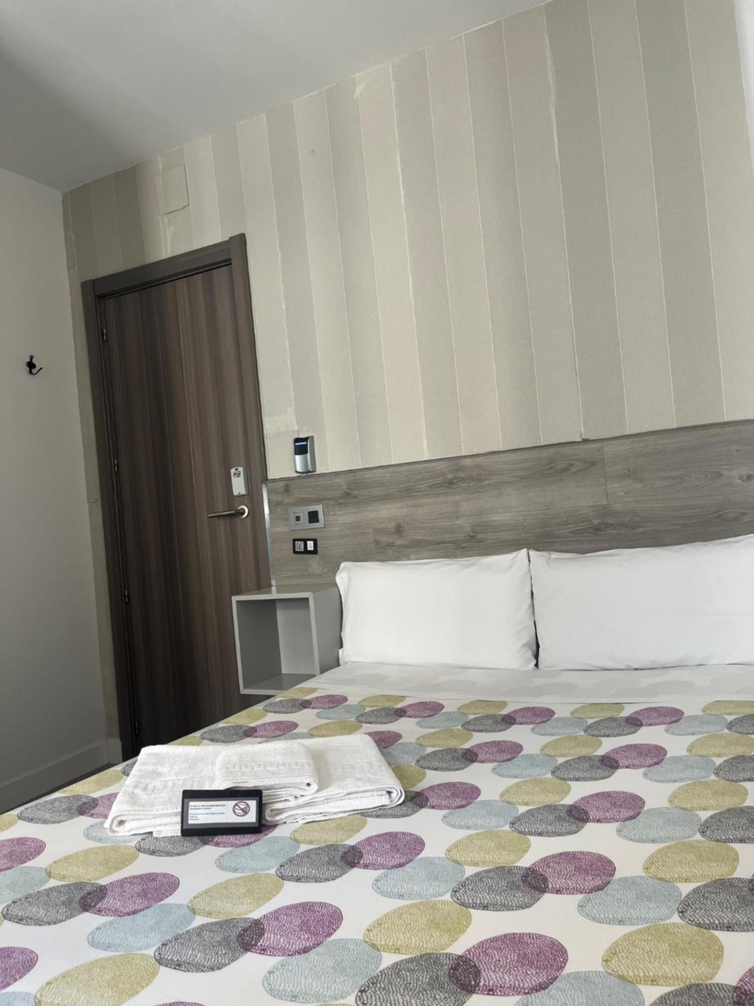 Hostal Abril Madrid Buitenkant foto