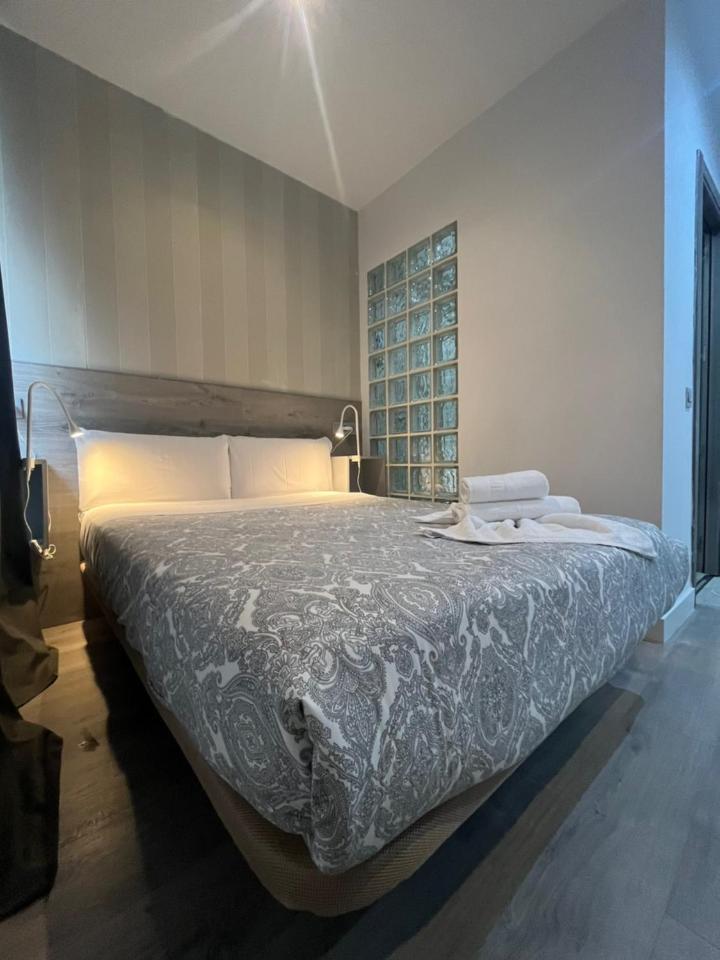Hostal Abril Madrid Buitenkant foto