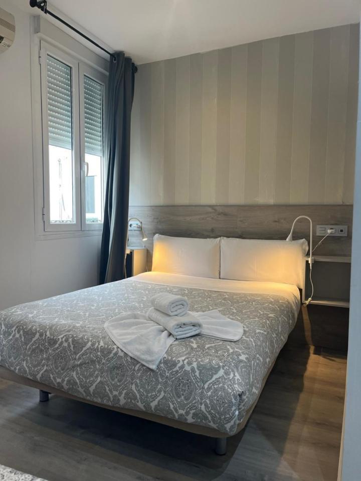 Hostal Abril Madrid Buitenkant foto