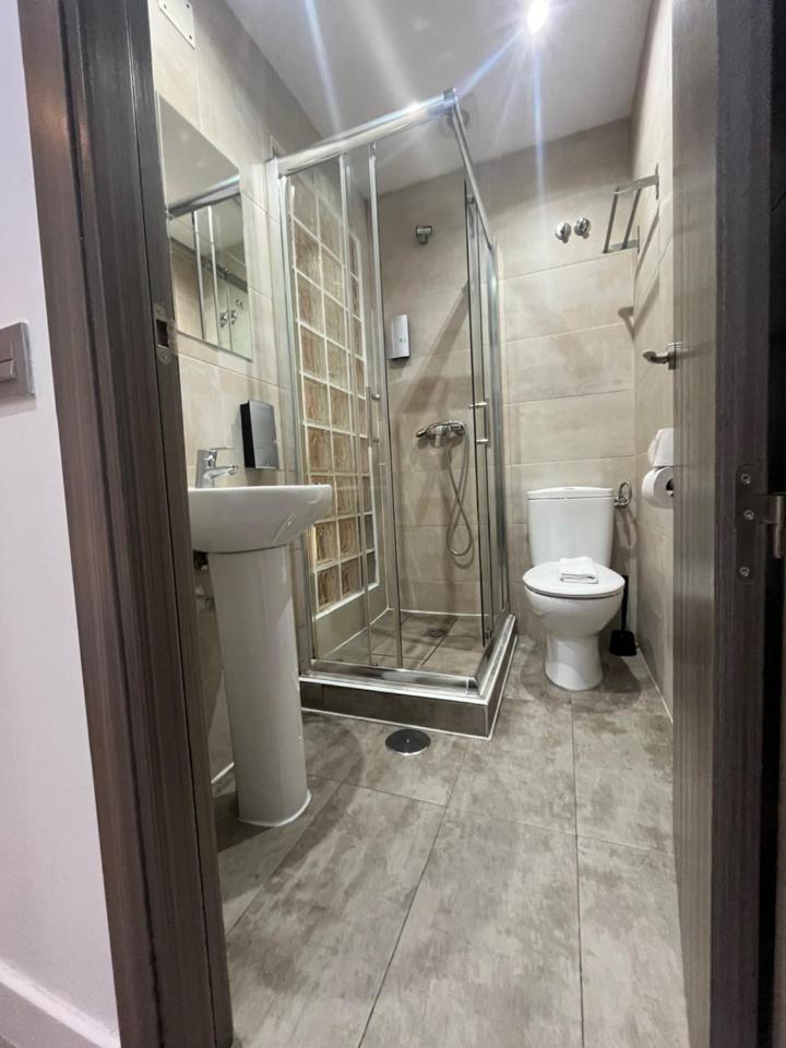 Hostal Abril Madrid Buitenkant foto